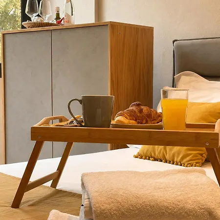 Golden Pine Retreat - Beachfront Apartment *